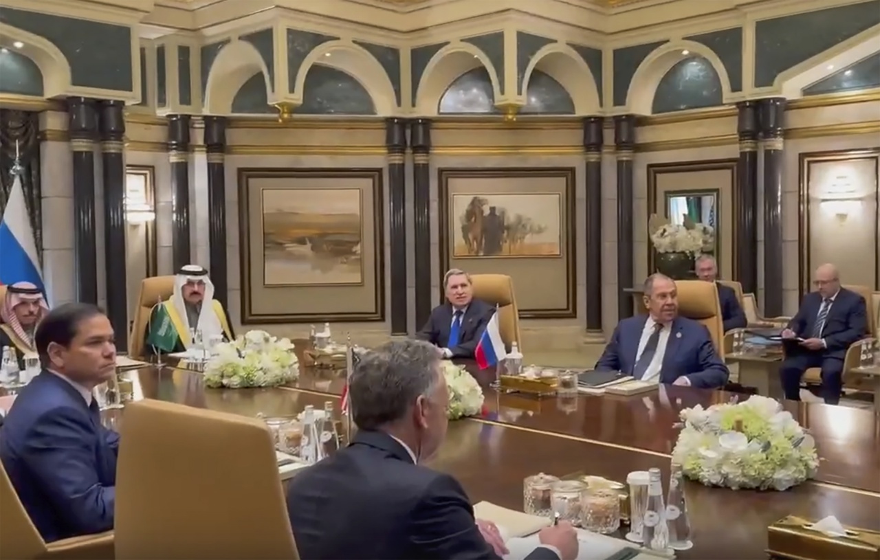 Una foto proporcionada por el Servicio de Prensa del Ministerio de Relaciones Exteriores de Rusia muestra al Ministro de Relaciones Exteriores ruso Sergey Lavrov (D) y al asesor presidencial ruso Yury Ushakov (2-D) en una reunión con el Secretario de Estado de EUA Marco Rubio (2-I), el Asesor de Seguridad Nacional de EUA Mike Waltz (I) y el enviado de EUA para el Medio Oriente Steve Witkoff, el Ministro de Relaciones Exteriores saudita el Príncipe Faisal bin Farhan Al Saud (C-I) y el Asesor de Seguridad Nacional saudita Mosaad bin Mohammad Al-Aiban (C-D) en el Palacio de Diriyah en Riad, Arabia Saudita, el 18 de febrero de 2025.