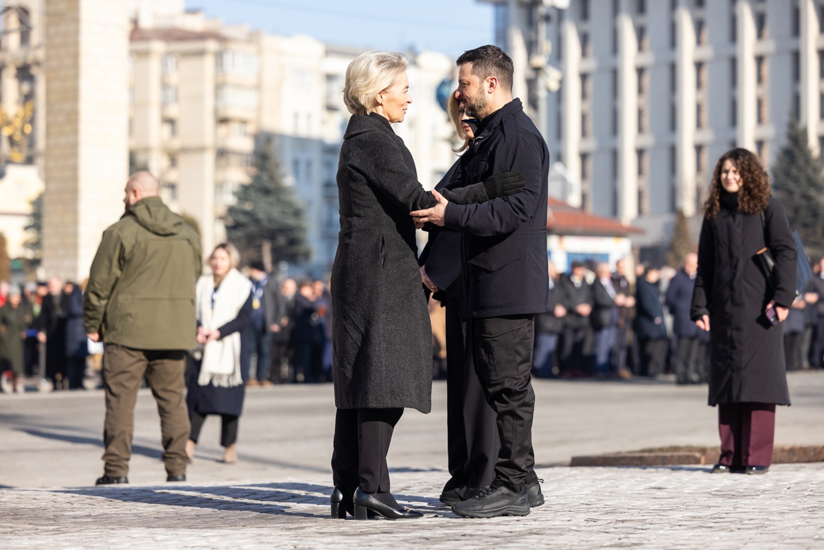 Una fotografía distribuida por la Oficina del Presidente de Ucrania muestra al presidente ucraniano Volodymyr Zelensky (dcha) saludando a la presidenta de la Comisión Europea, Ursula Von der Leyen, durante una ceremonia en Kyiv, Ucrania, el 24 de febrero de 2025. (Foto de la Oficina Presidencial Ucraniana cedida en una cortesía a la agencia EFE/EPA)