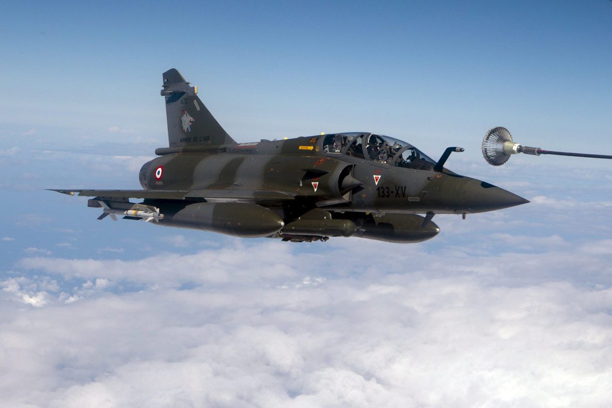 Foto archivo de un Caza Mirage 2000 D preparándose para ser reabastecido en vuelo sobre el Mediterráneo. (Foto de ECPAD/EFE)