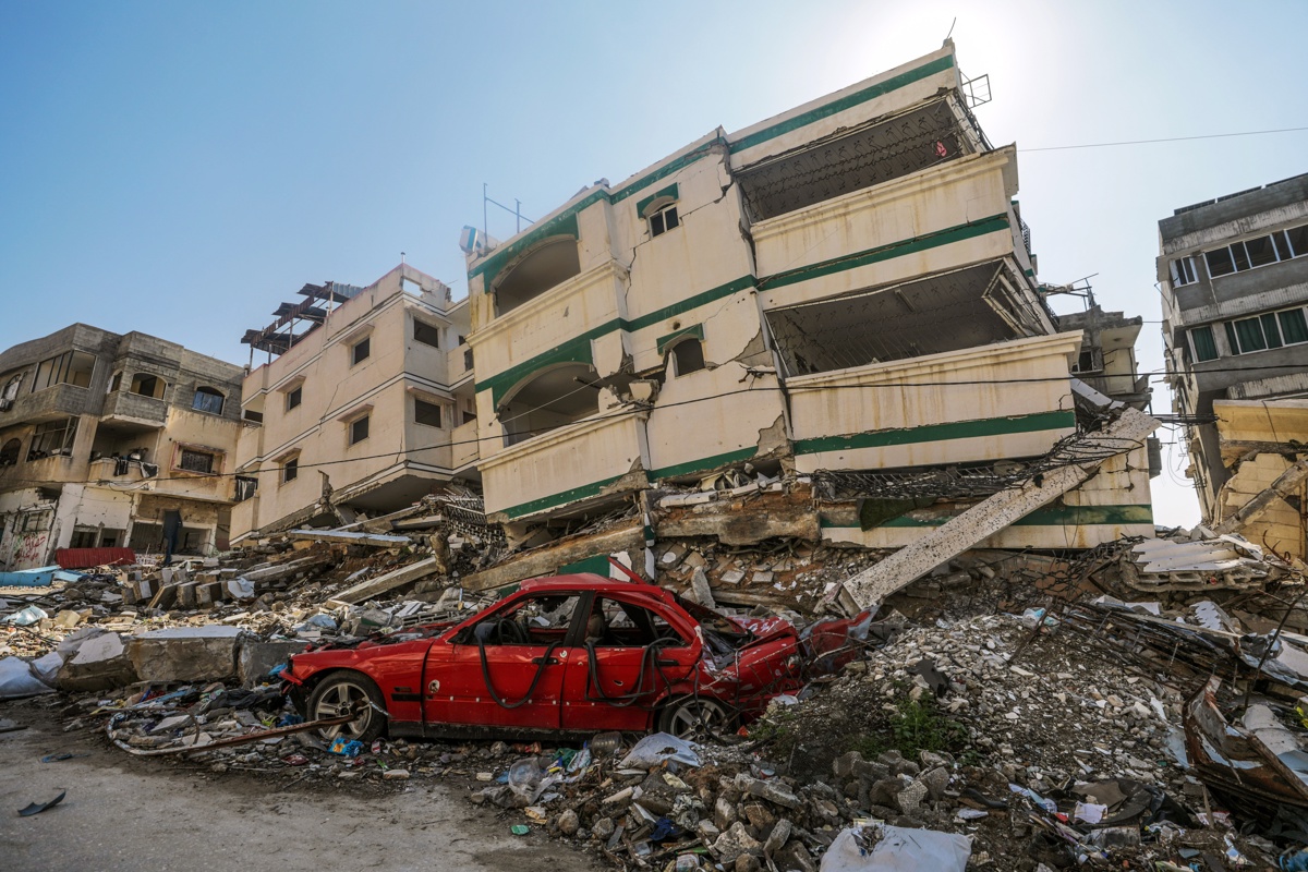 Edificios destruidos y un vehículo en el oeste de la ciudad de Gaza, 14 de febrero de 2025. (Foto de Mohammed Saber de la agencia EFE/EPA)