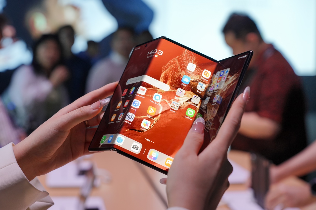 Un empleado de Huawei sostiene un teléfono móvil tríptico Mate XT durante un evento de lanzamiento de producto en Kuala Lumpur, Malasia, este 18 de febrero de 2025. (Foto de Mukhriz Hazim de la agencia EFE)