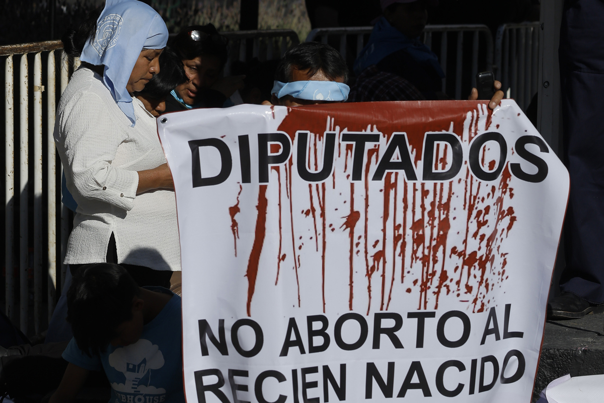 Personas participan en una manifestación en contra de la aprobación de la interrupción legal del embarazo frente a la Cámara de diputados en Toluca (México). (Foto de archivo de Felipe Gutiérrez de la agencia EFE)