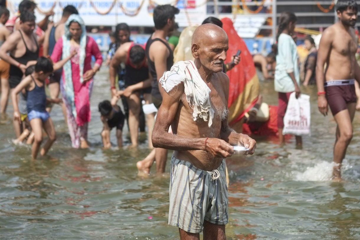 Participantes en el festival hindú de Kumbh Mela en la ciudad india de Prayagraj en una imagen del 25 de febrero de 2025. (Foto de Indira Guerrero de la agencia EFE)