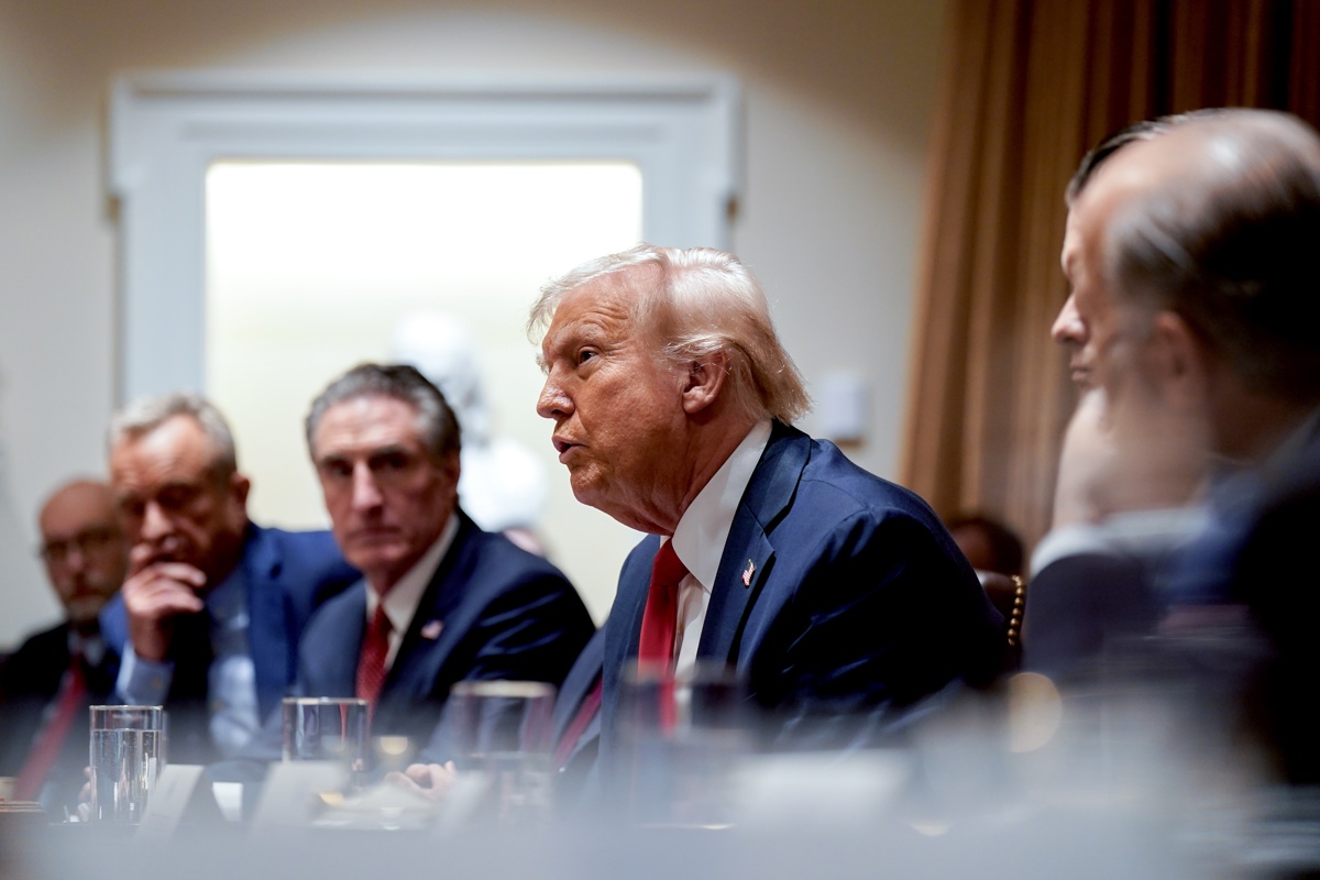 El presidente estadounidense, Donald Trump, asiste a una reunión del gabinete en la Casa Blanca en Washington, DC, Estados Unidos, 26 de febrero de 2025. (Foto de Al Drago/ Pool/ EFE)