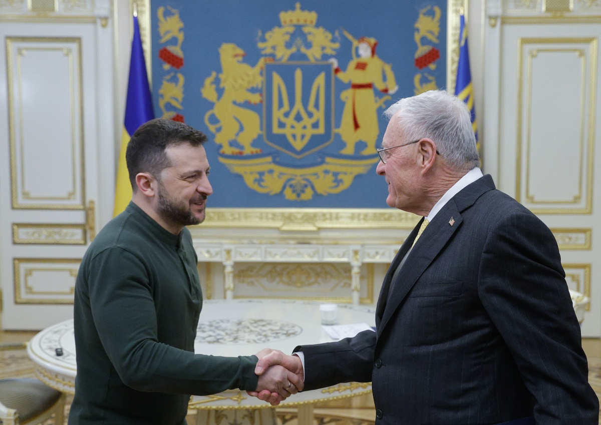El presidente ucraniano Volodymyr Zelensky (L) da la bienvenida al enviado especial presidencial de EUA para Rusia y Ucrania, Keith Kellogg (R), antes de su reunión en Kyiv, Ucrania, el 20 de febrero de 2025. (Foto de Sergey Dolzhenko de la agencia EFE/EPA)