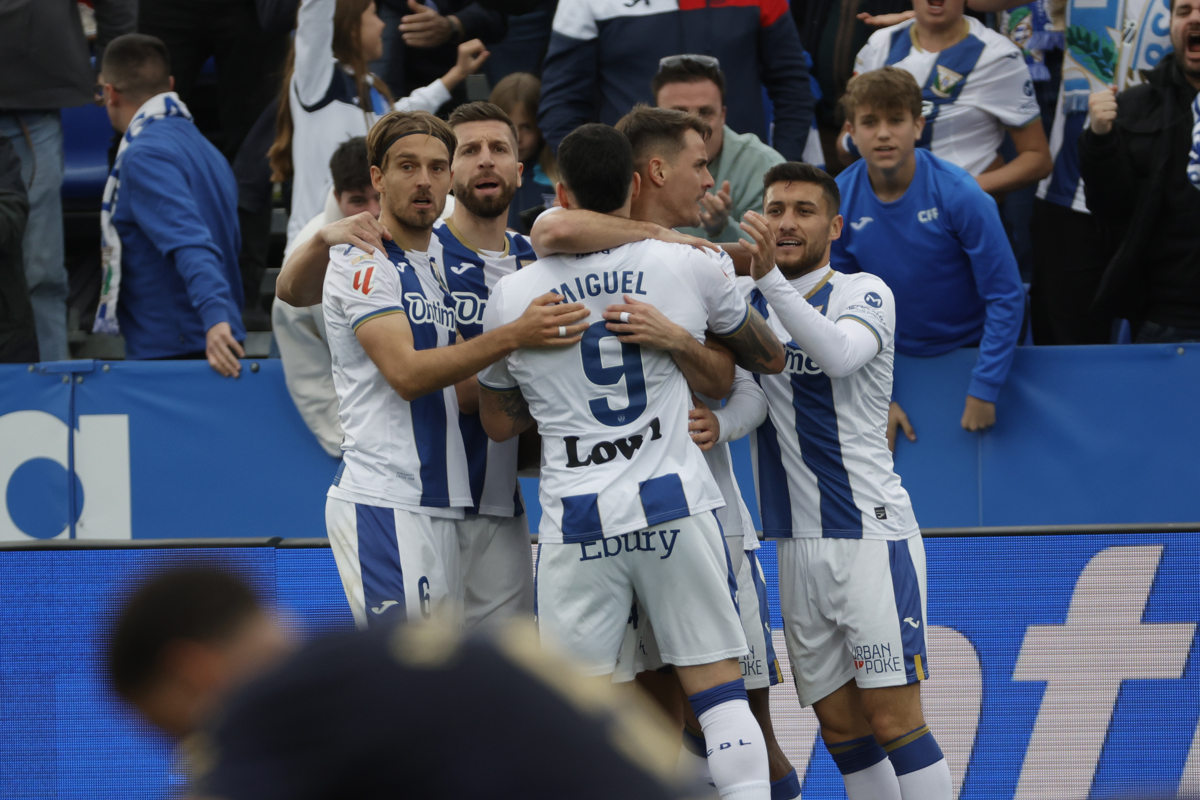 Los jugadores de Leganés celebran el gol del empate frente al Alavés, durante el partido de la jornada 24 de la LaLiga EA Sports, disputado en el estadio de Estadio de Butarque de Leganés (Madrid).- (Foto de Zipi de la agencia EFE)