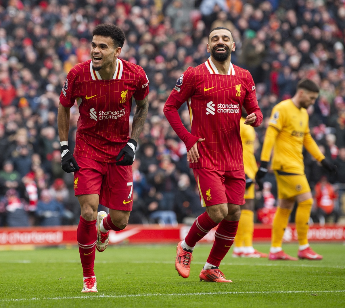El colombiano del Liverpool Luis Diaz (I) celebra con el egipcio Mohamed Salah el 1-0 durante el partido de la Premier League que han jugado Liverpool FC y Wolverhampton Wanderers, en Liverpool. (Foto de Peter Powell de la agencia EFE/EPA)