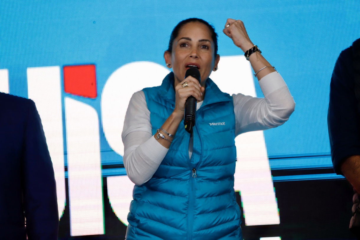 La candidata presidencial del correísmo, Luisa González, habla durante un evento tras los resultados de la primera vuelta de las elecciones generales de Ecuador. (Foto de Gianna Benalcazar de la agencia EFE)