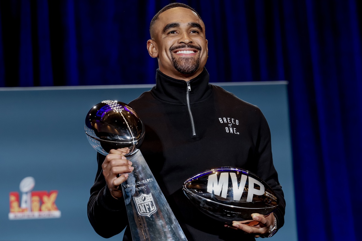 El mariscal de campo de los Eagles Jalen Hurts posa con el trofeo Vince Lombardi y con el que lo catalogó como el MVP del Super Bowl ante los Chiefs. (Foto de Erik S. Lesser de la agencia EFE/EPA)