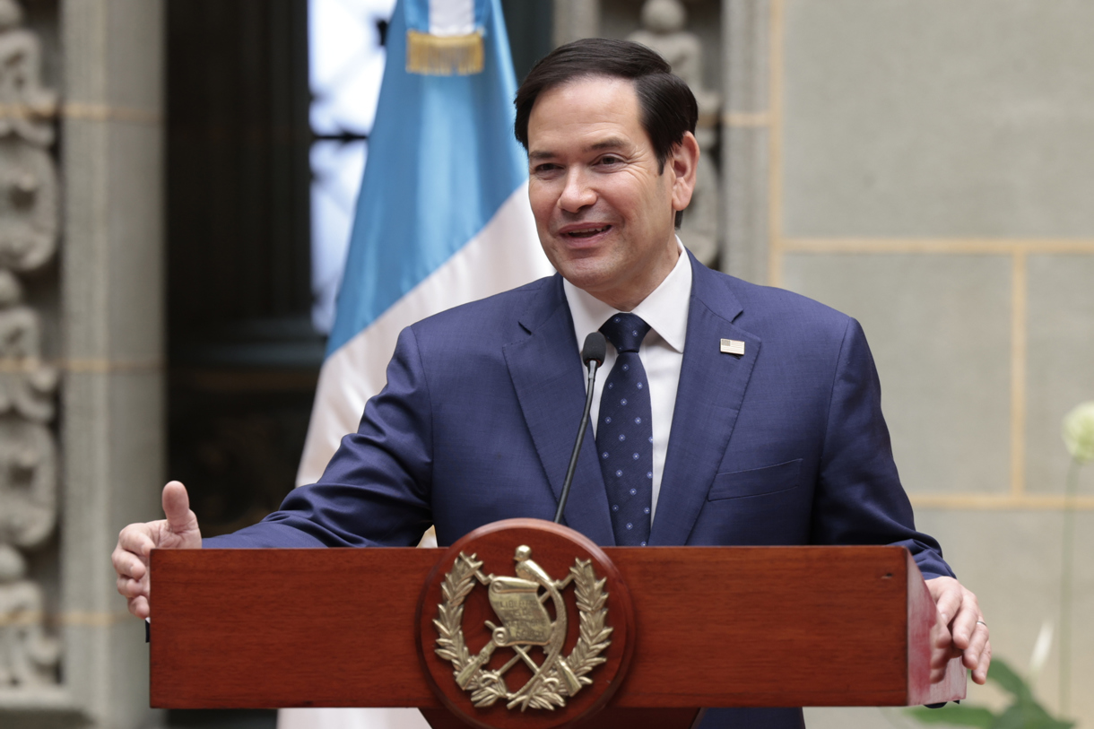 El Secretario de Estado de los Estados Unidos, Marco Rubio, habla con el Presidente guatemalteco, Bernardo Arévalo de León (fuera de foto) en el Palacio Nacional de Cultura en la Ciudad de Guatemala, Guatemala. (Foto de David Toro de la agencia EFE)