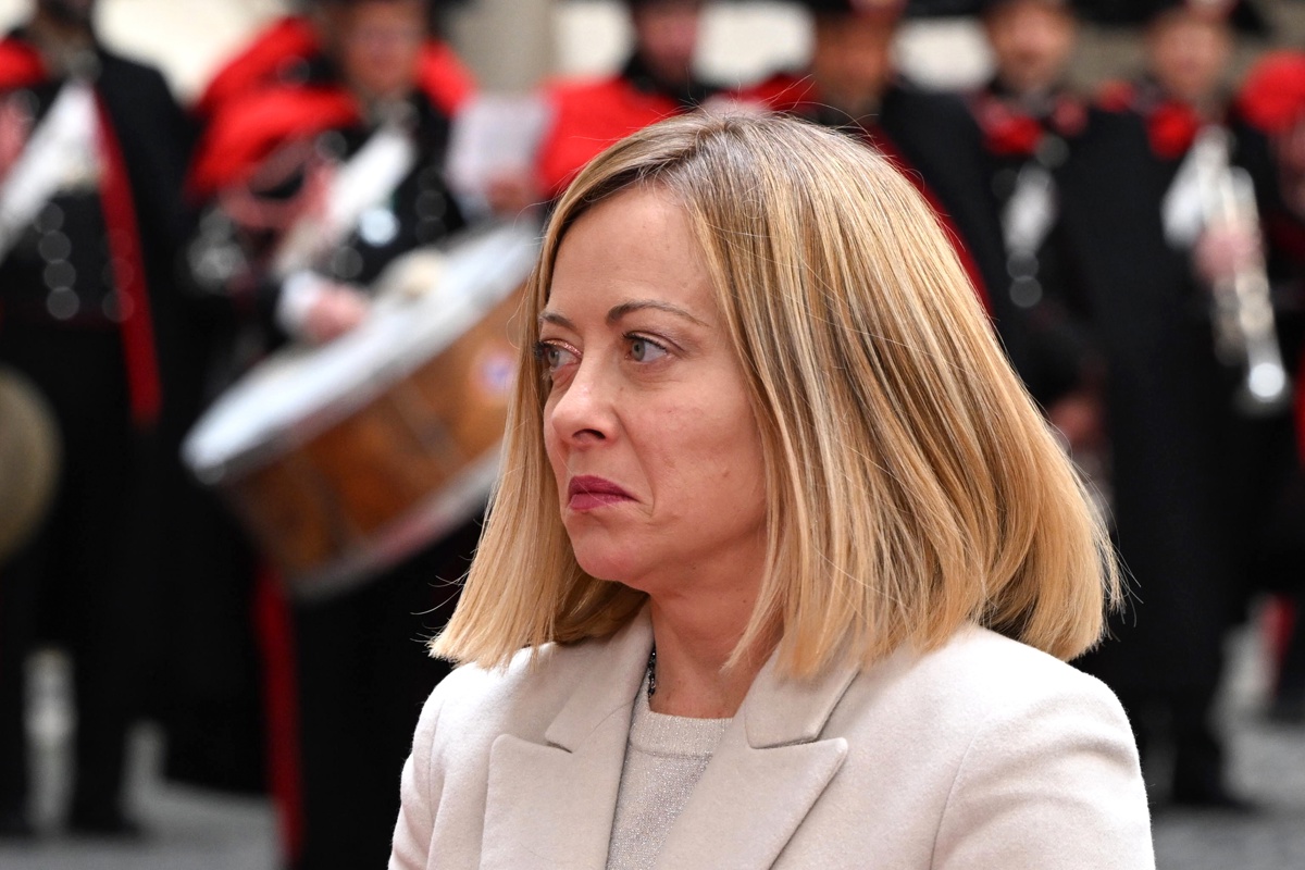 La primera ministra italiana Giorgia Meloni espera para dar la bienvenida al canciller interino de Austria, Alexander Schallenberg (no aparece en la imagen), durante su reunión en el Palazzo Chigi, en Roma, Italia, el 10 de febrero de 2025. (Italy, Rome) (Foto de Maurizio Brambatti de la agencia EFE/EPA)
