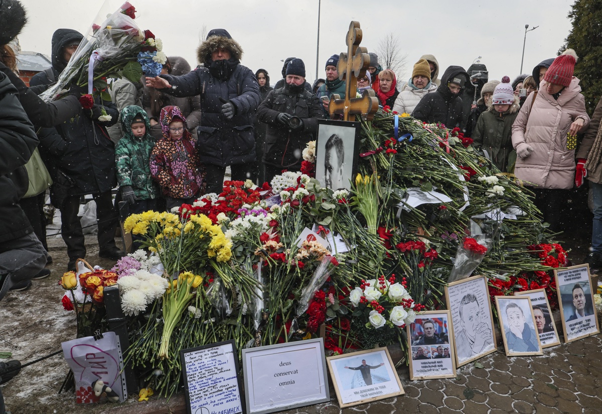 Unas personas dejan flores en la tumba del fallecido líder de la oposición rusa Aléxei Navalni, en el cementerio Borísovski, en Moscú, el 16 de febrero de 2025. (Foto de Maxim Shipenkov de la agencia EFE/EPA)