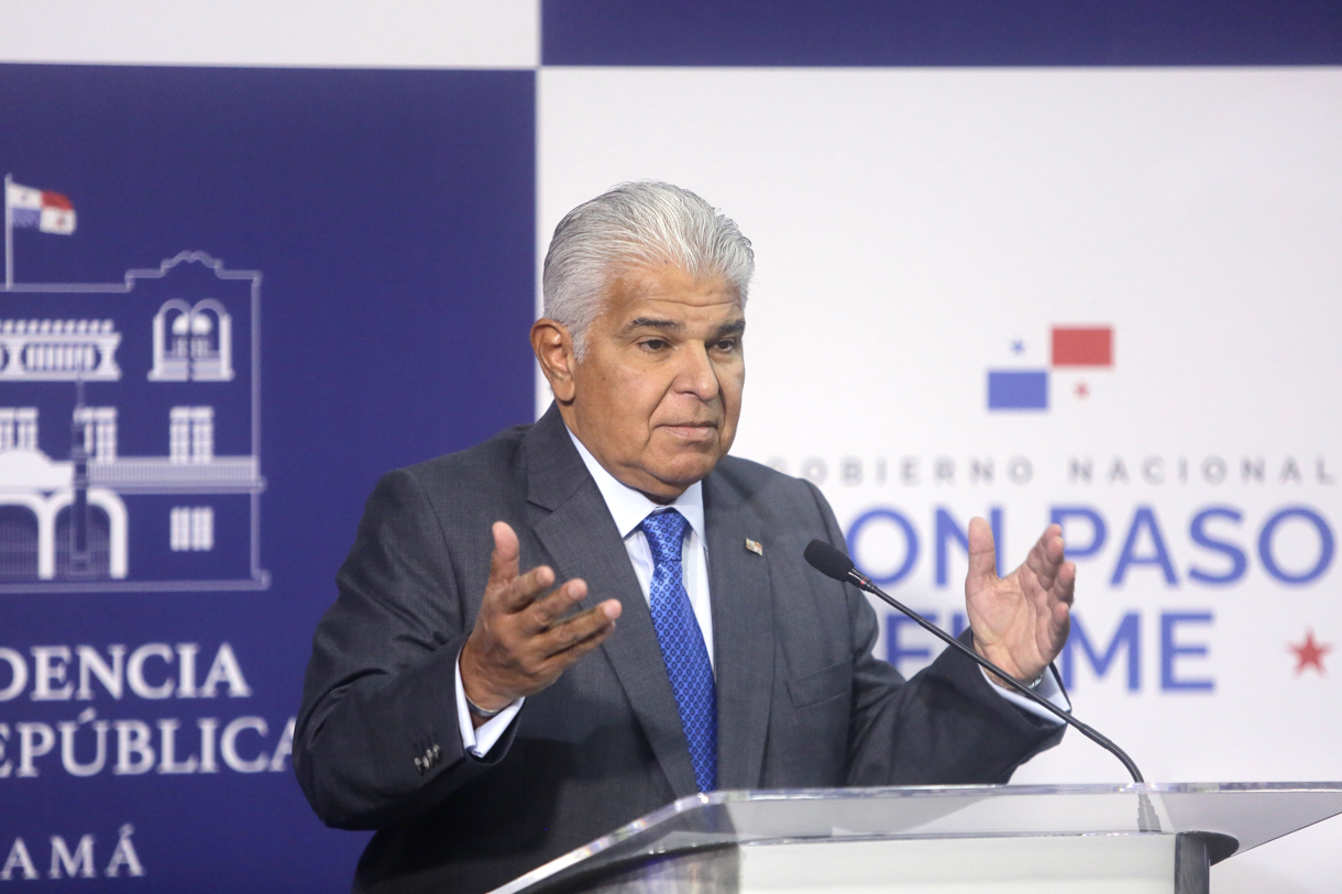 El presidente de Panamá, José Raúl Mulino, habla en la conferencia de prensa semanal este jueves en Ciudad de Panamá (Panamá). (Foto de Carlos Lemos de la agencia EFE)