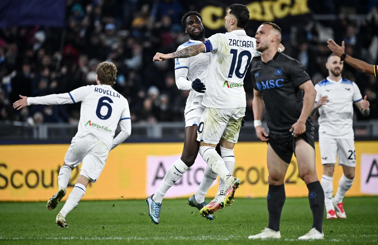 El jugador del Lazio Boulaye Dia (I) celebra un gol con Mattia Zaccagni (d) durante el partido de la Serie A que han jugado SS Lazio y SSC Napoli en el Olímpico de Roma, Italia. (Foto de Riccardo Antimiani de la agencia EFE/EPA)