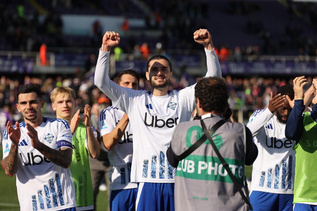 Los jugadores del Como 1907 celebran la victoria ante el Fiorentina. (Foto de Claudio Giovannini de la agencia EFE/EPA)