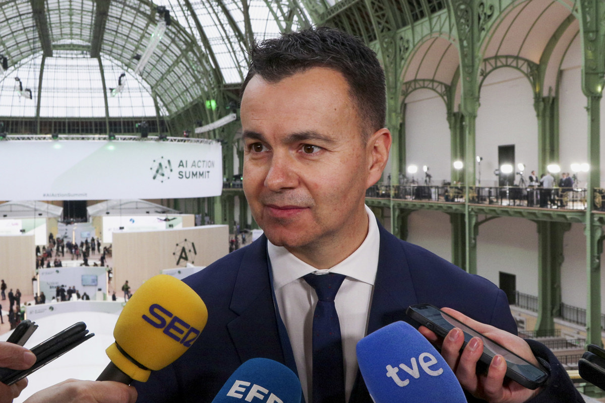 Héctor Gómez Hernández, embajador representante permanente de España ante las Naciones Unidas, hace declaraciones a la prensa con motivo del inicio de la cumbre para la acción sobre la inteligencia artificial con participación de jefes de Estado y de Gobierno, dirigentes de organizaciones internacionales, de empresas del sector, universitarios, investigadores y ONG, organizada por Francia. (Foto de Edgar Sapiña Manchado de la agencia EFE)