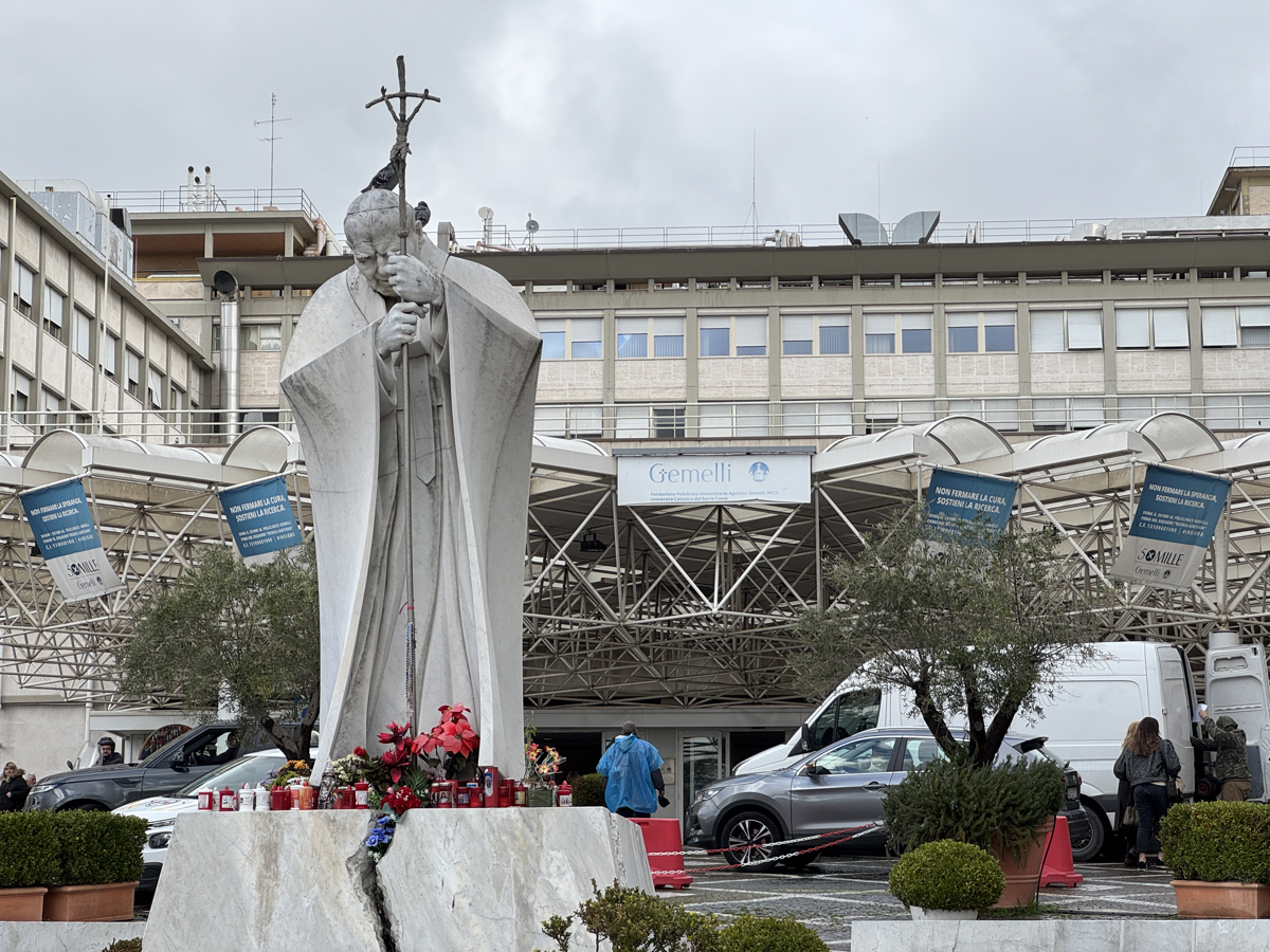 Una vista general del hospital Agostino Gemelli de Roma, donde el Papa Francisco, ingresó en la mañana del viernes para realizar algunos exámenes diagnósticos necesarios y continuar el tratamiento de la bronquitis, informó el Vaticano. (Foto de Daniel Cáceres de la agencia EFE)
