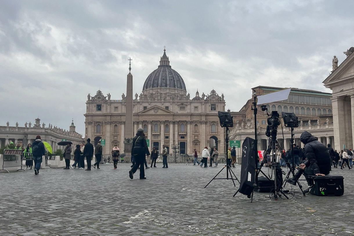 Ubicada a poco más de 4 kilómetros del Hospital Gemelli, donde el papa Francisco permanece ingresado desde hace 6 días con una neumonía bilateral, la vida en la Plaza de San Pedro, centro la cristiandad y objetivo de muchos visitantes que llegan a Roma, transcurre con normalidad. (Foto de Claudia Sacristán Valle de la agencia EFE)