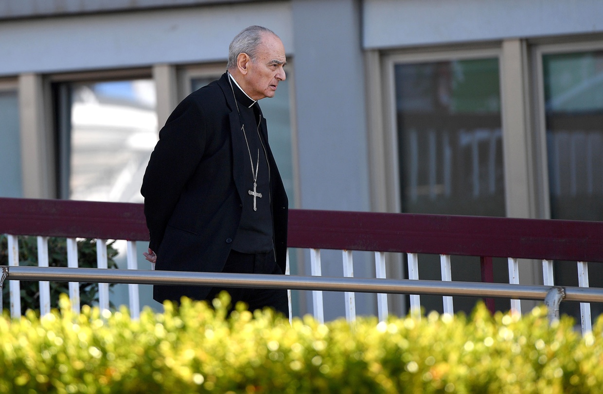 El obispo católico argentino y excanciller de la Academia Pontificia de Ciencias, Marcelo Sánchez Sorondo, camina en la plaza frente al Hospital Universitario Gemelli, donde el Papa Francisco está hospitalizado para tratamiento de bronquitis, en Roma, Italia, 21 de febrero de 2025. (Foto de Fabio Cimaglia de la agencia EFE/EPA)