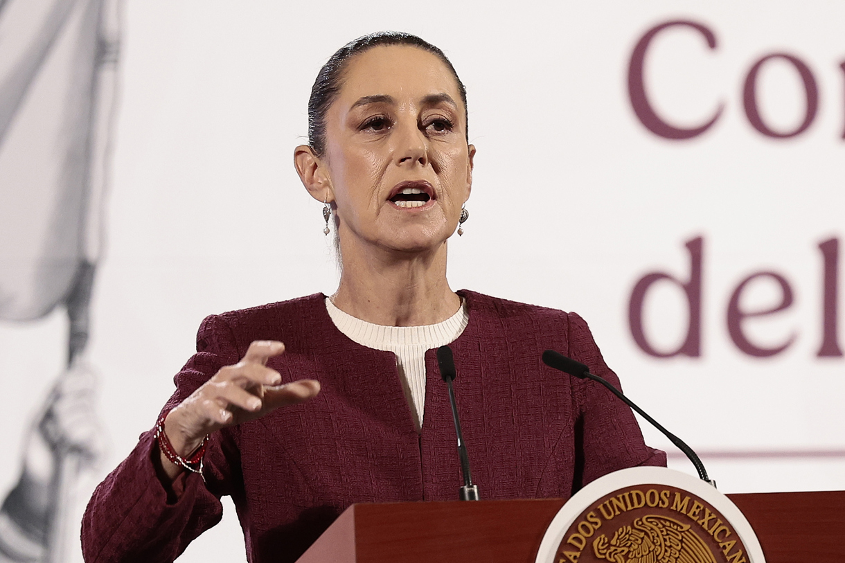 La presidenta de México, Claudia Sheinbaum, habla durante su conferencia de prensa diaria este lunes, en el Palacio Nacional, en Ciudad de México (México). (Foto de José Méndez de la agencia EFE)