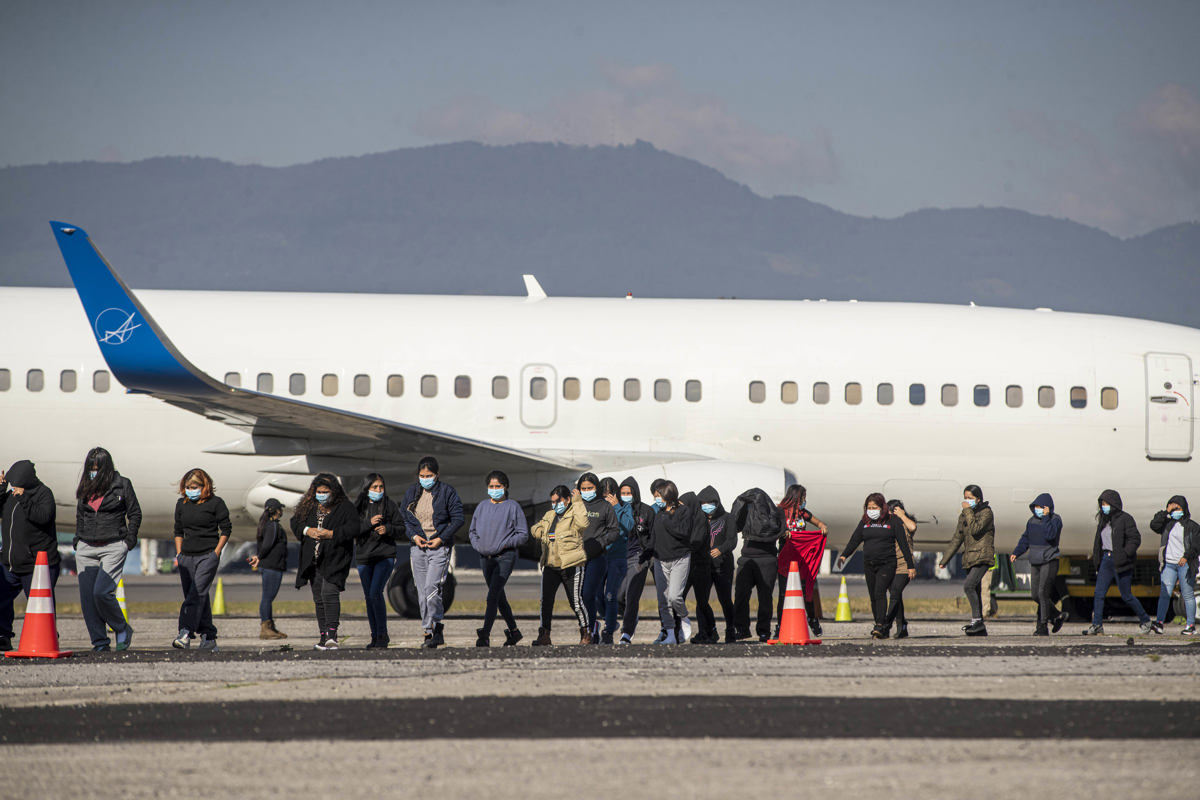 Un grupo de personas deportadas caminan provenientes del primer vuelo desde los Estados Unidos a Guatemala, en Cuidad de Guatemala (Guatemala). Archivo. (Foto de Esteban Biba de la agencia EFE)