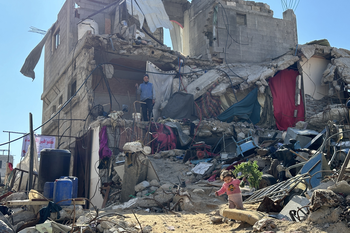 Entre escombros y destrucción, los habitantes de Gaza se preparan para dar la bienvenida al segundo Ramadán desde que se inició la guerra con Israel, en esta ocasión en relativa calma gracias al alto el fuego en vigor, pero sin comida más allá de las latas de alimentos o sin decoraciones que iluminen las calles. (Fotografía de la agencia EFE)