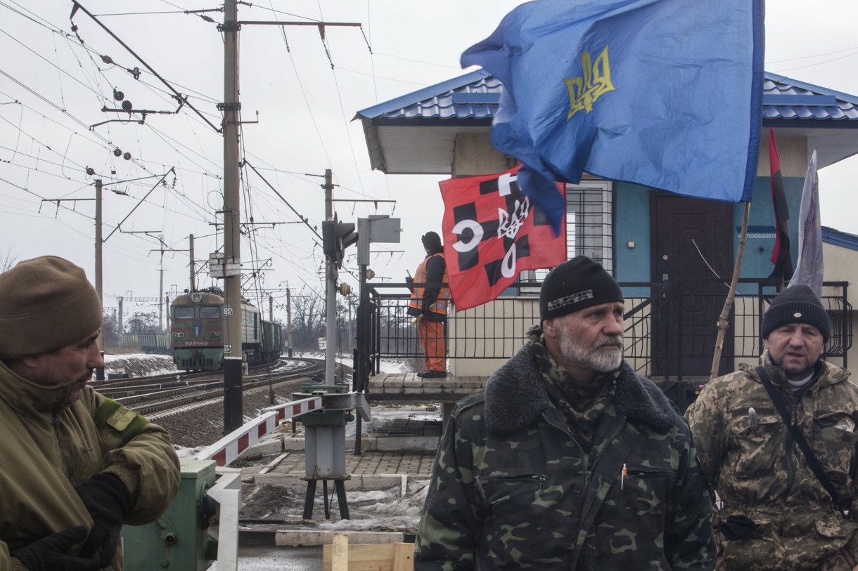 Foto archivo de activistas ucranianos bloqueando una línea ferroviaria en la aldea de Shcherbynivka, cerca de Toretsk, área de Donetsk. (Foto de Volodymyr Petrov/ EPA)