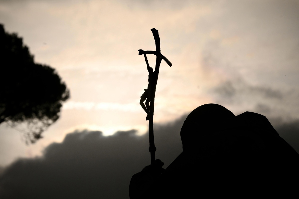 Las nubes se agolpan en el cielo mientras los fieles rezan al pie de la estatua del fallecido Papa Juan Pablo II frente al Hospital Agostino Gemelli, donde está hospitalizado el Papa Francisco, en Roma, Italia, 26 de febrero de 2025. (Foto de Alessandro Di Meo de la agencia EFE/EPA)