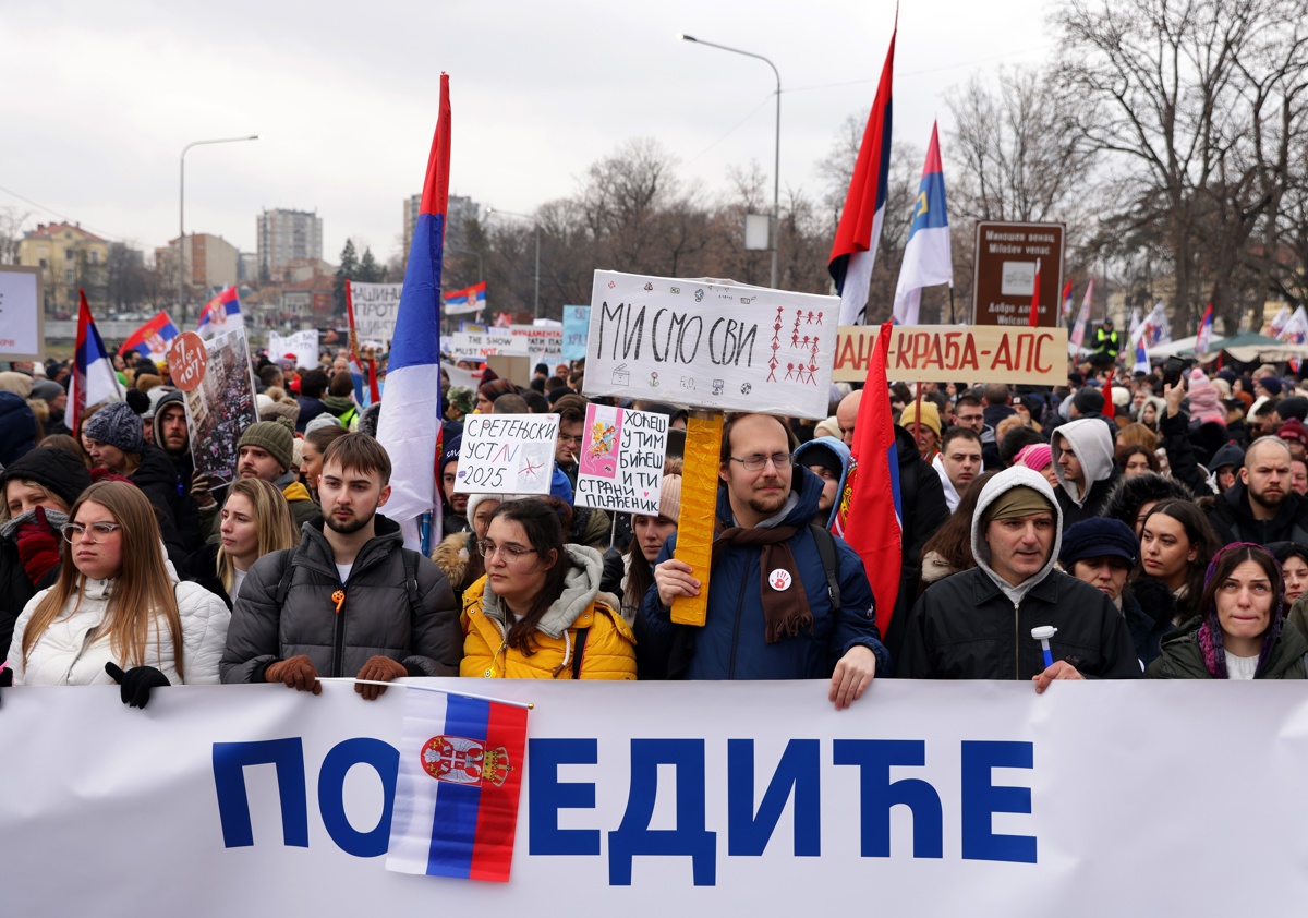 Manifestantes en Kragujevac, Serbia, el 15 de febrero de 2025, sostienen una pancarta que dice “Venceremos” mientras observan un minuto de silencio de 15 minutos en los que se rindió homenaje a las 15 personas muertas el pasado noviembre en el derrumbe de una marquesina en la estación de tren de Novi Sad. (Foto de Andrej Cukic de la agencia EFE/EPA)