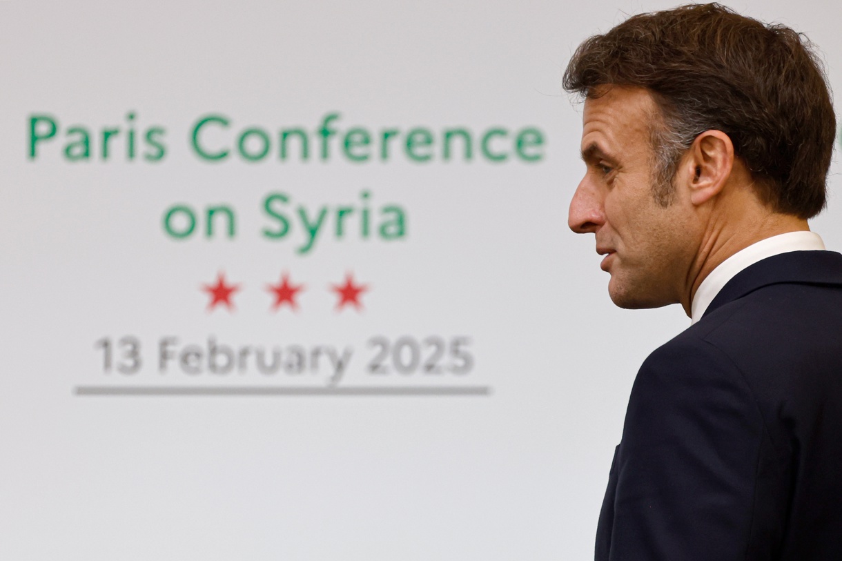 El presidente de Francia, Emmanuel Macron, observa al final de la Conferencia Internacional sobre Siria en el Centro de Conferencias Ministeriales, en París, Francia, 13 de febrero de 2025. (Francia, Siria) (Foto de Ludovic Marin de la agencia EFE/EPA)