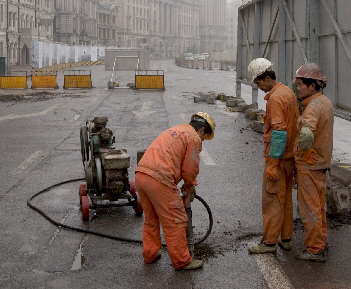 En la imagen de archivo, un grupo de obreros trabajan con una taladradora en el Bund de Shanghai (China). (Foto de Jackson Lowen de la agencia EFE)