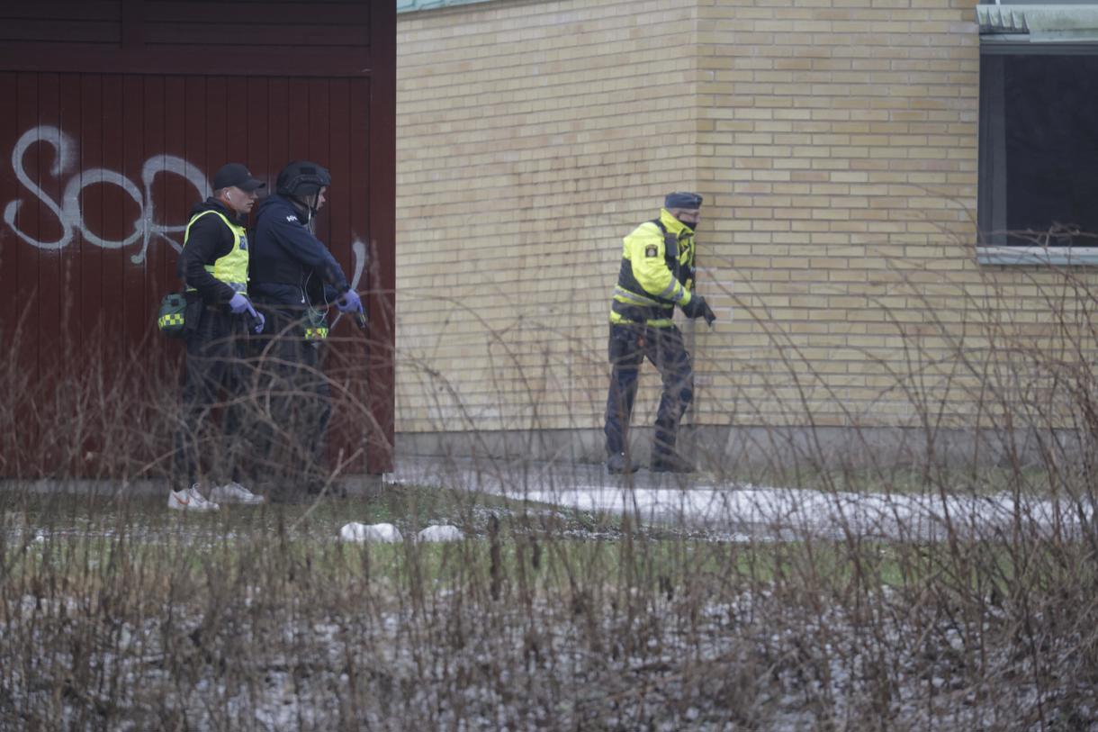 Las fuerzas policiales están desplegadas en la Escuela Risbergska en Örebro, Suecia, 04 de febrero de 2025. Según la policía, 5 personas fueron baleadas en la escuela. (Suecia) (Foto de Kicki Nilsson de la agencia EFE/EPA)