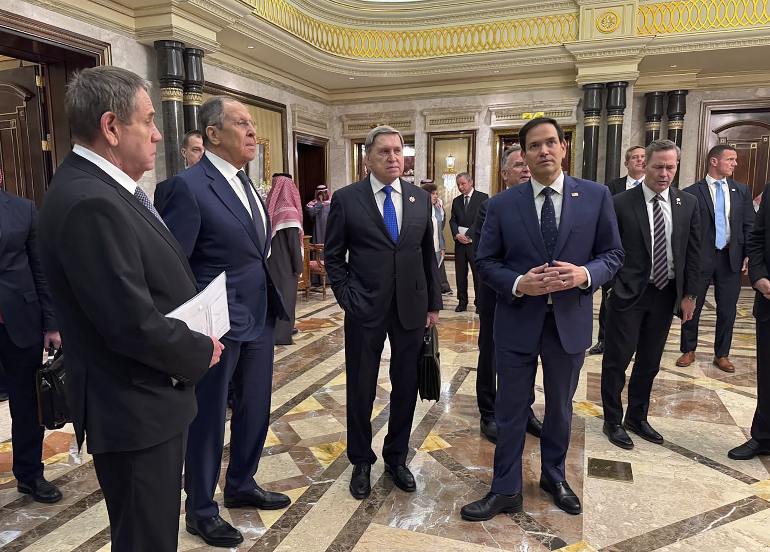 Una foto proporcionada por el Servicio de Prensa del Ministerio de Relaciones Exteriores de Rusia muestra al Ministro de Relaciones Exteriores ruso Sergey Lavrov (2-I) y al asistente presidencial ruso Yury Ushakov (2-D) hablando con el Secretario de Estado de EUA, Marco Rubio (D), el Asesor de Seguridad Nacional de EUA, Mike Waltz (I), y el enviado de EUA para Oriente Medio Steve Witkoff (D) después de su reunión en el Palacio Diriyah en Riad, Arabia Saudita, el 18 de febrero de 2025.