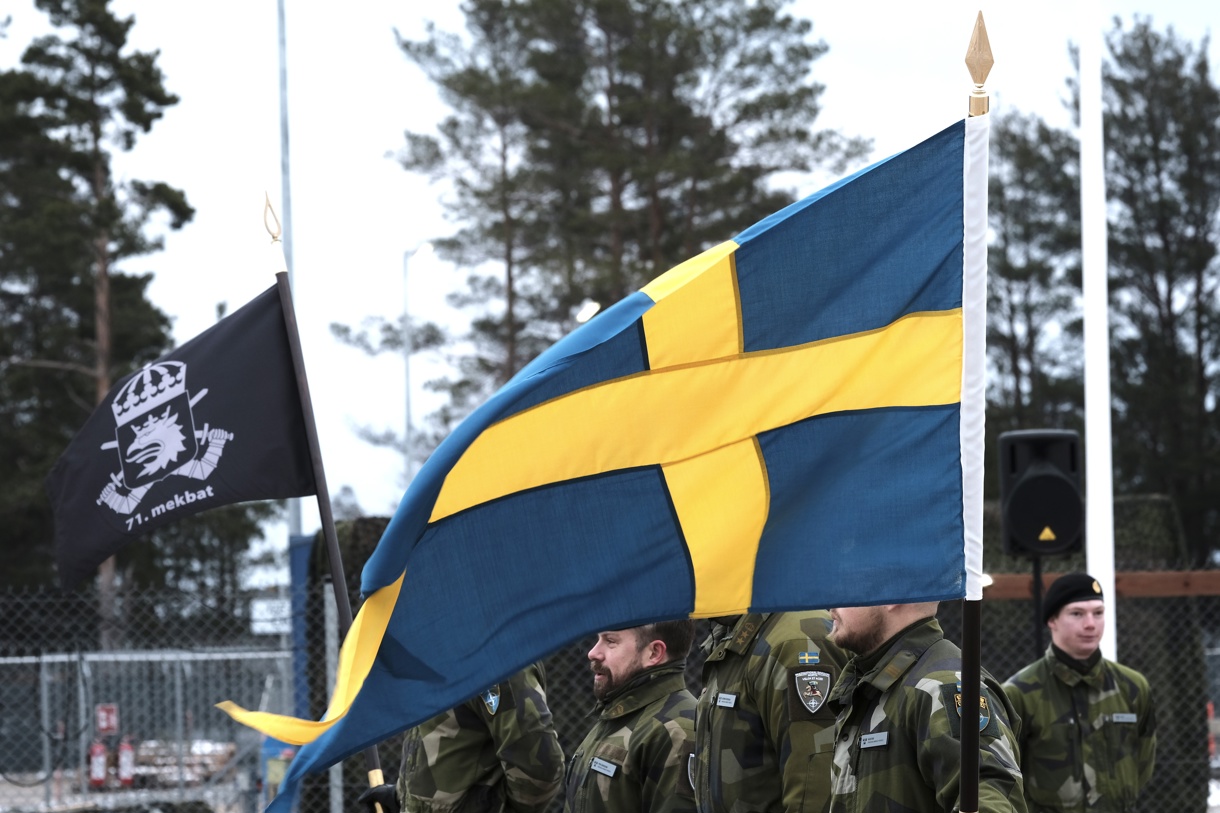 Los soldados suecos del batallón de infantería mecanizada del Regimiento de Skåne del Sur asisten a una ceremonia para marcar la incorporación oficial de Suecia a la Brigada Multinacional de la OTAN en Letonia, en la base militar de Adazi en Letonia, el 07 de febrero de 2025. 14 países de la OTAN están representados en la brigada. (Latvia, Sweden) (Foto de Valda Kalnina de la agencia EFE/EPA)