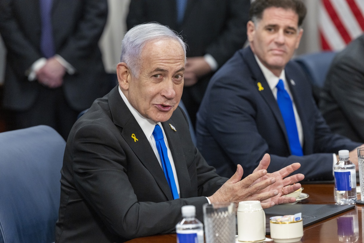 El primer ministro de Israel, Benjamín Netanyahu (i) durante una reunión en el Pentágono en Arlington, Virginia (EUA). (Foto de Shawn Thew de la agencia EFE/EPA)