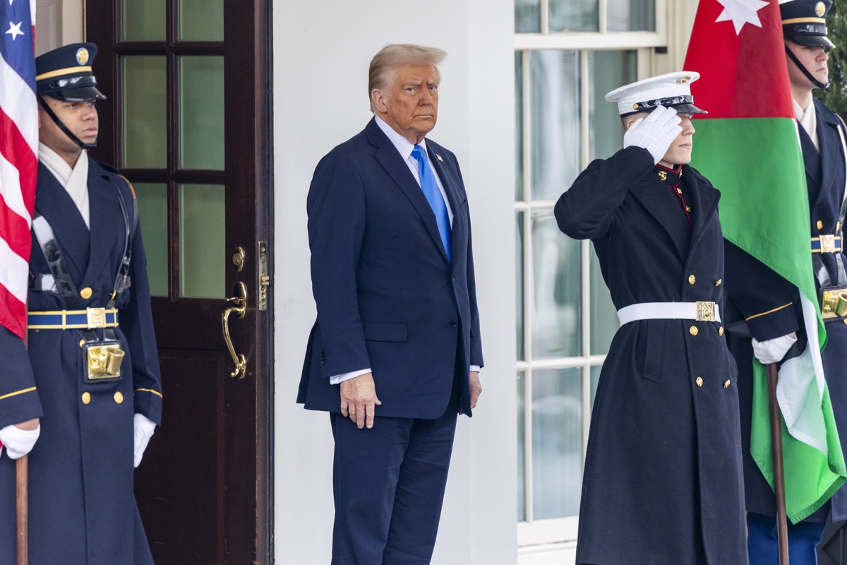 El presidente de EUA Donald J. Trump (C) espera para recibir al rey Abdullah II de Jordania y al príncipe heredero de Jordania, Hussein, en la Casa Blanca, el 11 de febrero de 2025. (Foto de Shawn Thew de la agencia EFE)