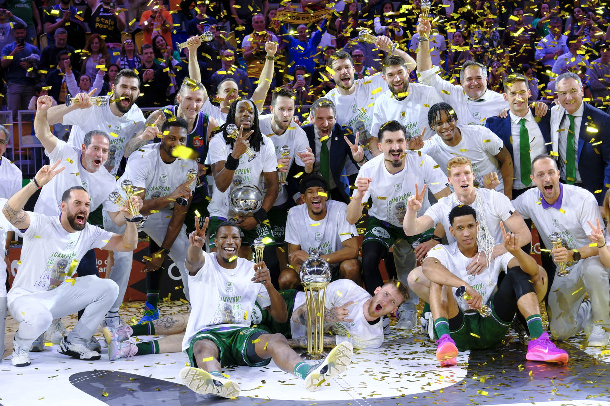 Los jugadores de Unicaja posan con la Copa del Rey tras ganar la final de la Copa de Rey de baloncesto, que Real Madrid y Unicaja Málaga disputaron este domingo en el Gran Canaria Arena, en Las Palmas de Gran Canaria. (Foto de Ángel Medina G. de la agencia EFE)