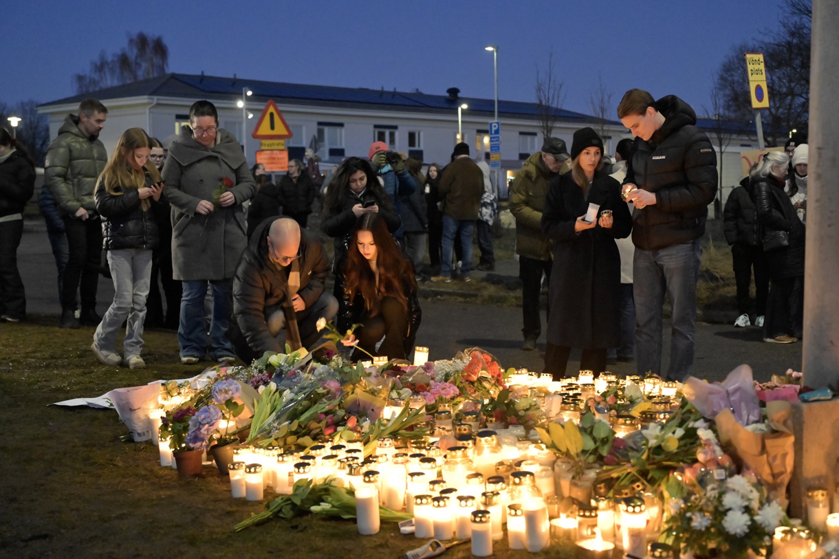 Los dolientes se reúnen para colocar flores y velas en un memorial improvisado tras un tiroteo, afuera de la Escuela Risbergska en Örebro, Suecia, 05 de febrero de 2025. (Foto Anders Wiklund de la agencia EFE/EPA)