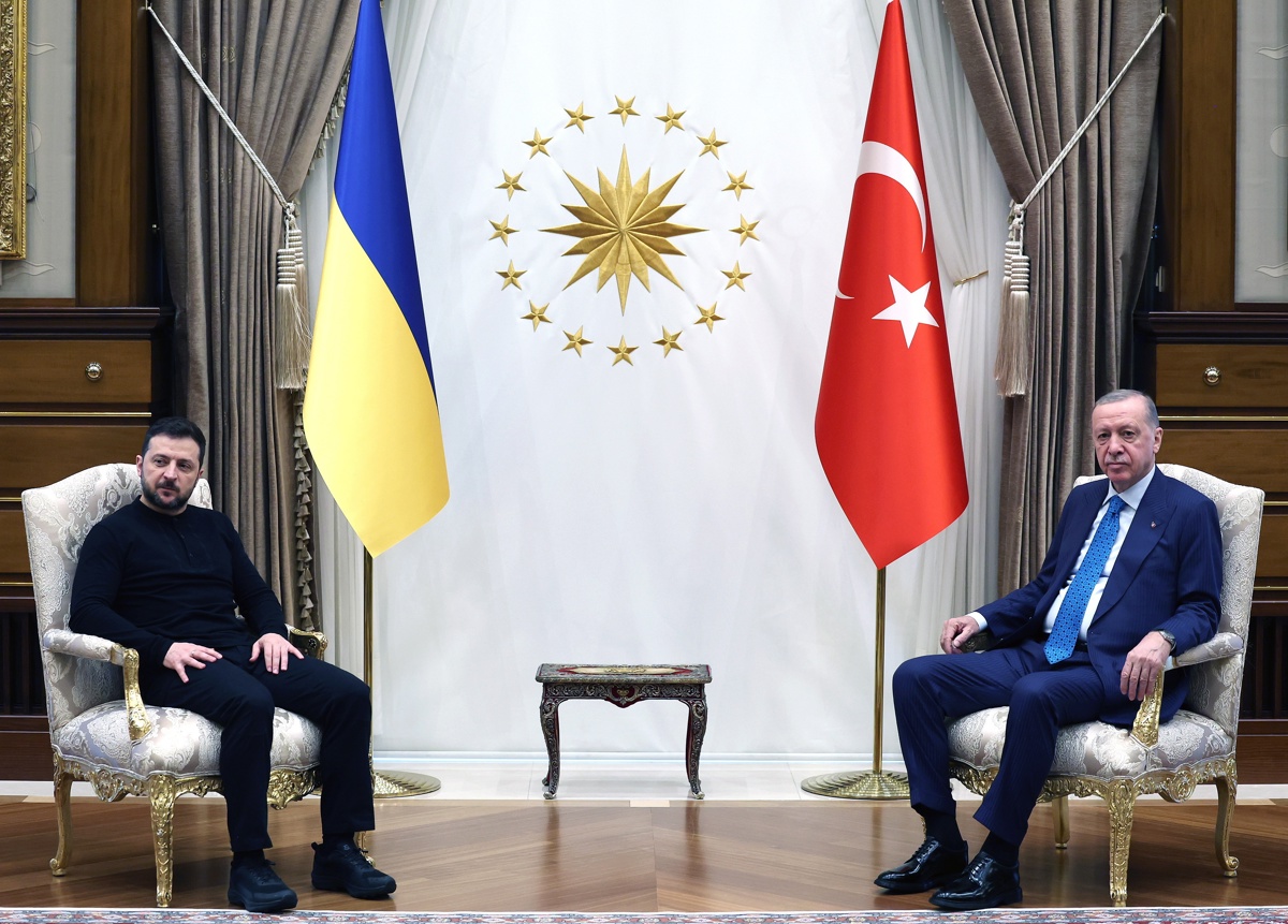 Fotografía del presidente turco, Recep Tayyip Erdogan (R), con su homólogo ucraniano, Volodimir Zelenski (L) en Ankara. (Foto de la Oficina de Prensa de Turquía/ EFE/EPA)