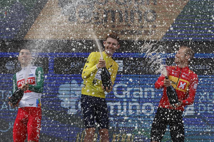 El ciclista canadiense Derek Gee, con el maillot amarillo de ganador de la clasificación general; el danés Magnus Cort ganador de la etapa de este domingo 2 de marzo, y el ciclista italiano Davide Piganzoli, segundo en la general, celebran tras la última etapa con salida en Betanzos y final en Santiago de Compostela, con un recorrido de 165.3 kilómetros. (Foto de EFE)