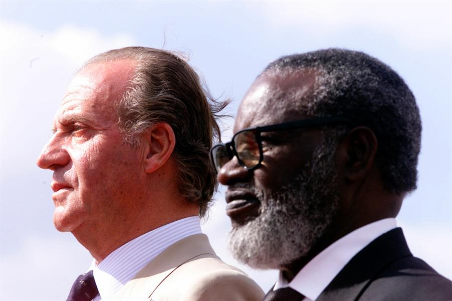 Foto de archive de EFE del fallecido expresidene namibio Sam Nujoma junto al rey emerito espaol Juan Carlos I.