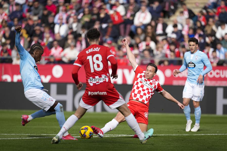 El centrocampista hispano-guineano del Celta laix Morib intenta controlar el balón ante el defensa checo del Girona Ladislav Krejcí (c) y el brasileño Arthur Melo durante encuentro que disputaron en el Estadio Montilivi correspondiente a la jornada 26 de LaLiga. (Foto de EFE)