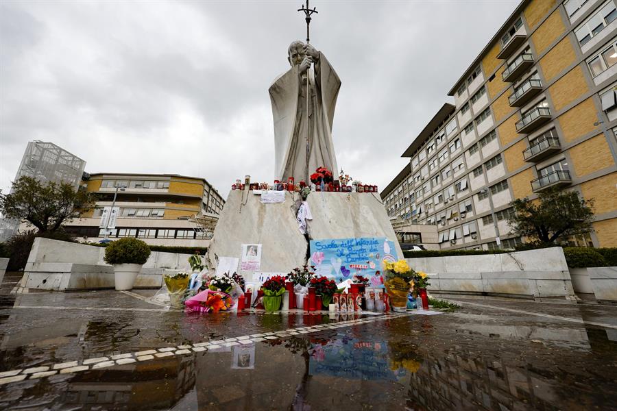 La estatua del Papa Juan Pablo II en la entrada de la clínica Gemeli, en Roma, donde el Papa Francisco permanece hospitalizado. (Foto de EFE)