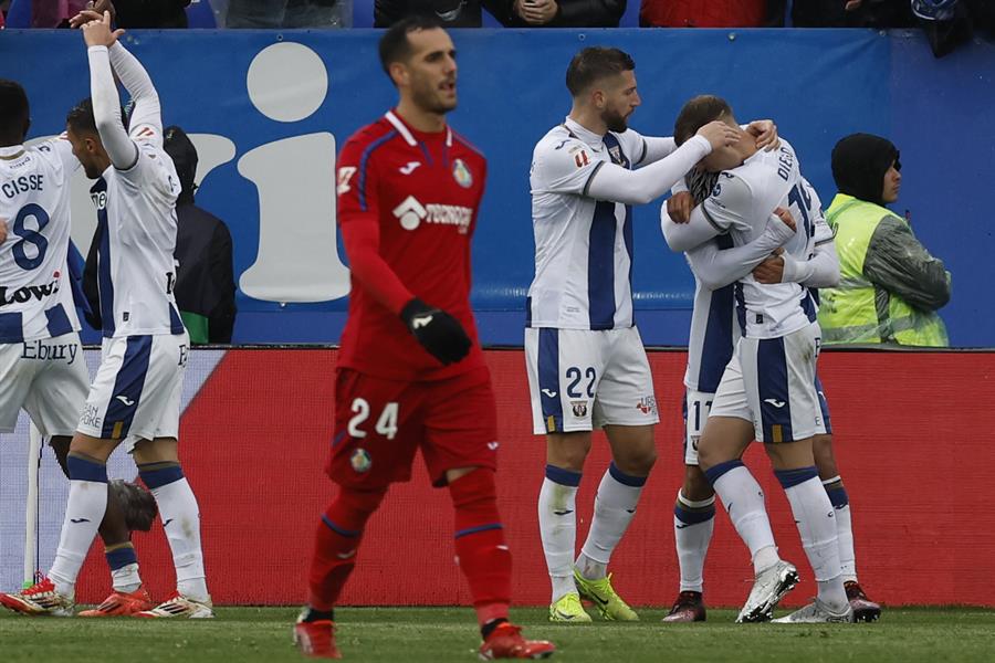 El delantero del Leganés, Diego García, celebra con sus compañeros tras marcar el 1-0 durante el partido de la jornada 26 de LaLiga EA Sports que enfrentó al Leganés y al Getafe en el Estadio Municipal de Butarque. (Foto de EFE)