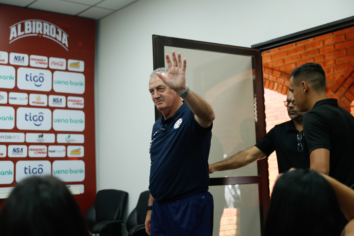 El entrenador de la selección de futbol de Paraguay, Gustavo Alfaro, llega a la rueda de prensa en el Centro de Alto Rendimiento (Carde), en Ypané. (Foto de Juan Pablo Pino de la agencia EFE)