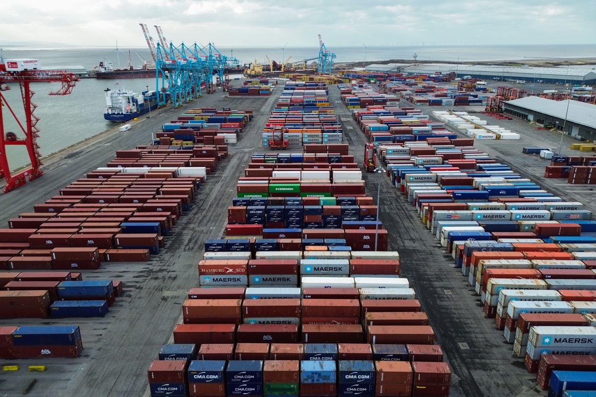 Fotografía de archivo en donde se aprecian contenedores en un muelle de exportaciones. (Foto de Adam Vaughan de la agencia EFE)