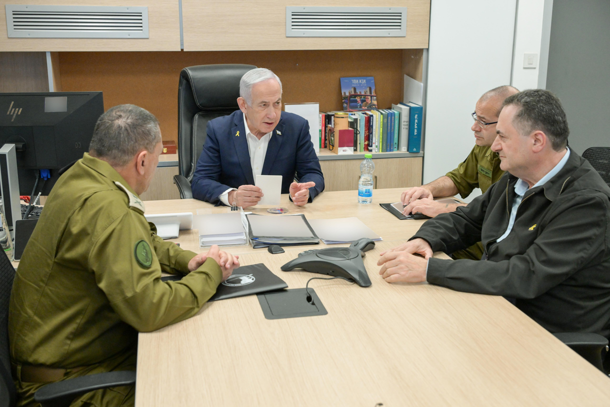 El primer ministro Benjamín Netanyahu realizó recientemente una evaluación de la situación de seguridad en el Kirya en Tel Aviv con el ministro de Defensa, Yisrael Katz, y los jefes del establecimiento de defensa. (Foto de Maayan Toaf/LMA/EFE)