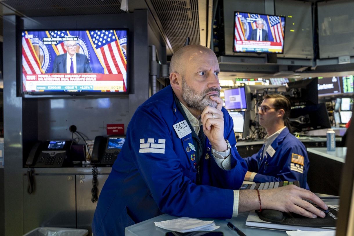 Un comerciante trabaja en el piso de la Bolsa de Nueva York. (Foto de archivo de Justin Lane de la agencia EFE)