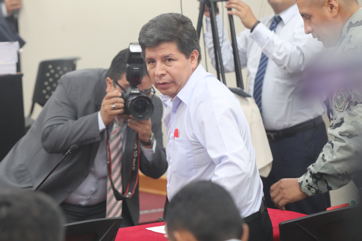 El expresidente de Perú entre 2021-2022, Pedro Castillo (c), fue registrado el pasado 4 de marzo a su llegada a un juicio en su contra por un presunto autogolpe de Estado en diciembre de 2022, en Lima (Perú). (Foto de Paolo Aguilar de la agencia EFE)