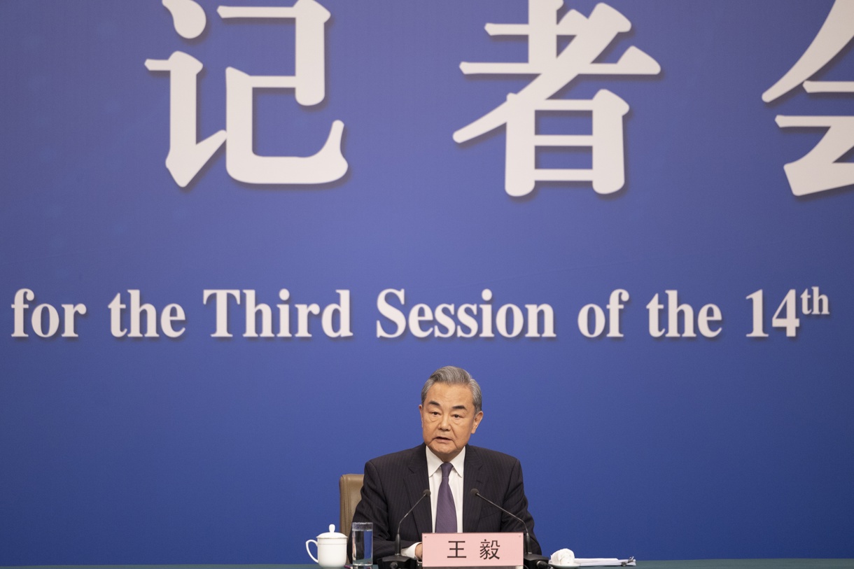 El canciller chino, Wang Yi, en la conferencia de prensa que ofrece cada año en los márgenes de la Asamblea Nacional Popular (ANP, Legislativo). (Foto de Andrés Martínez Casares de la agencia EFE/EPA)
